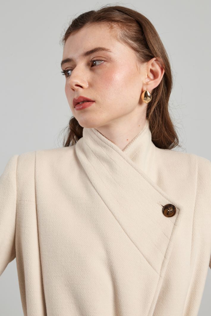 Coat with asymmetrical closure Intrend - 4