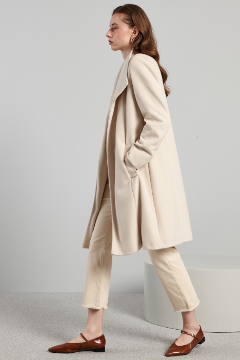 Coat with asymmetrical closure Intrend