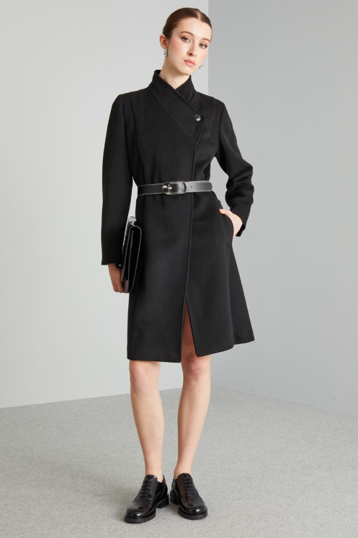 Coat with asymmetrical closure Intrend