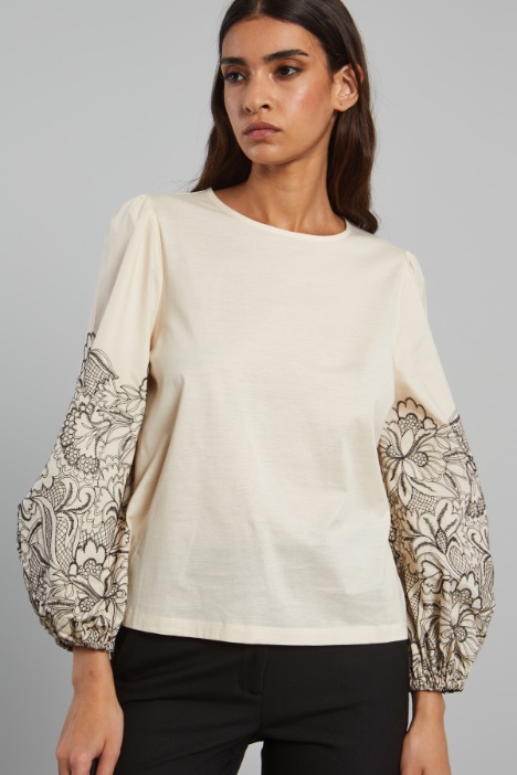 Embroidered sleeve sweater Intrend