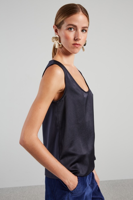 Top smanicato in raso e jersey