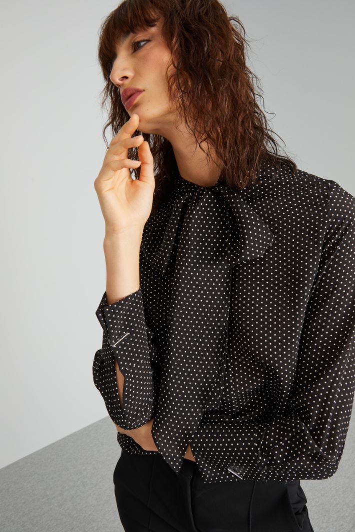 Foulard-embellished shirt in pure silk Intrend - 4