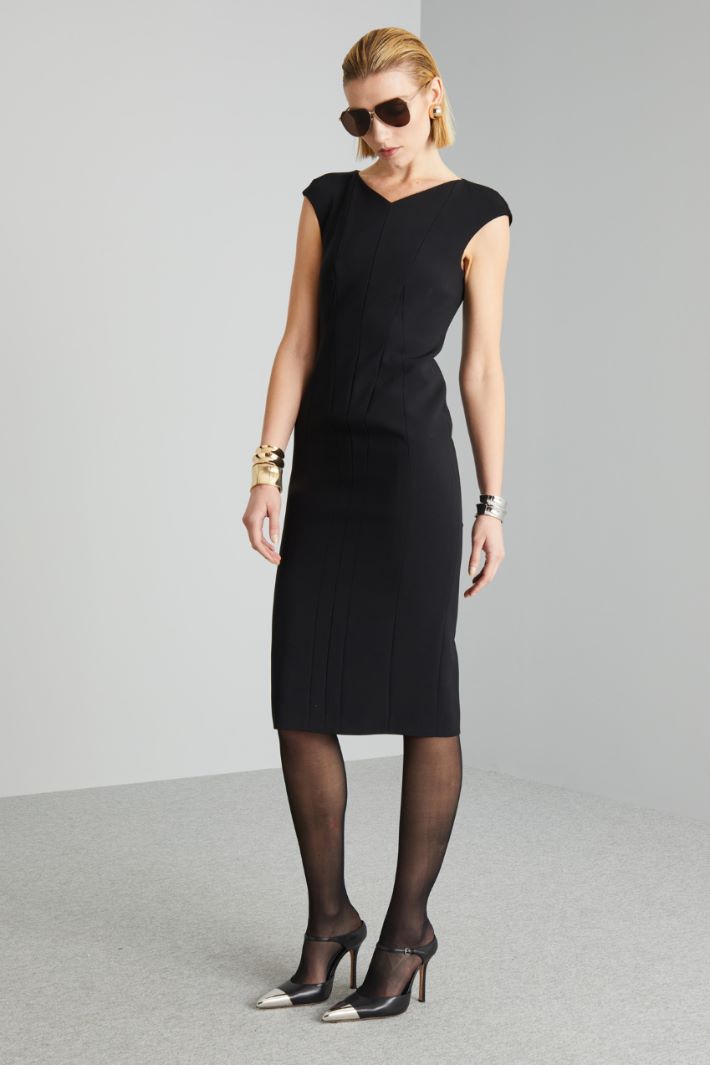 Silhouette-accentuating cady dress Intrend