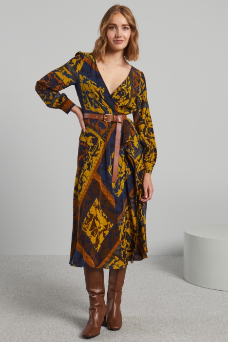 Abito con cintura in similpelle