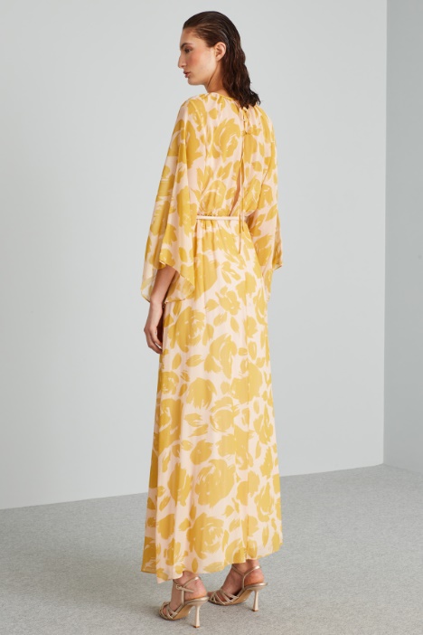 Abito con maniche ampie