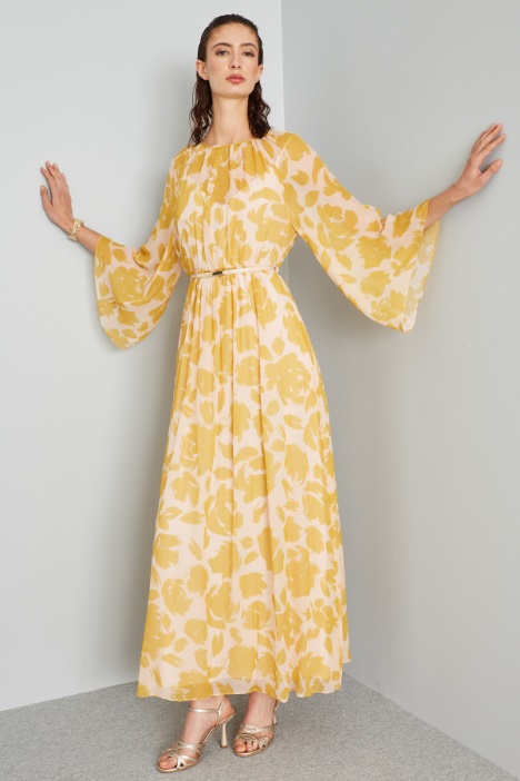 Abito con maniche ampie