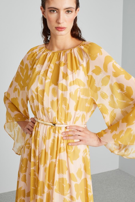 Abito con maniche ampie