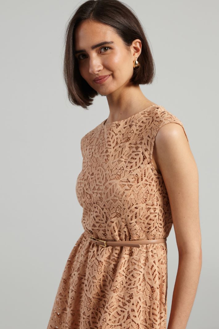 Sleeveless lace dress Intrend - 4