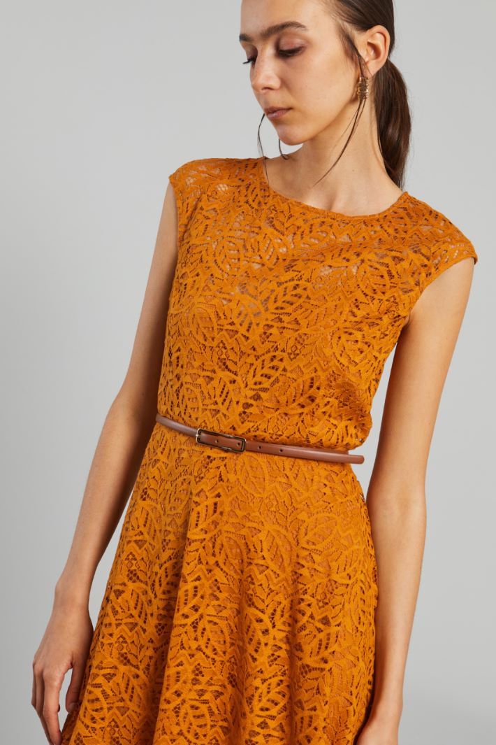 Sleeveless lace dress Intrend - 4