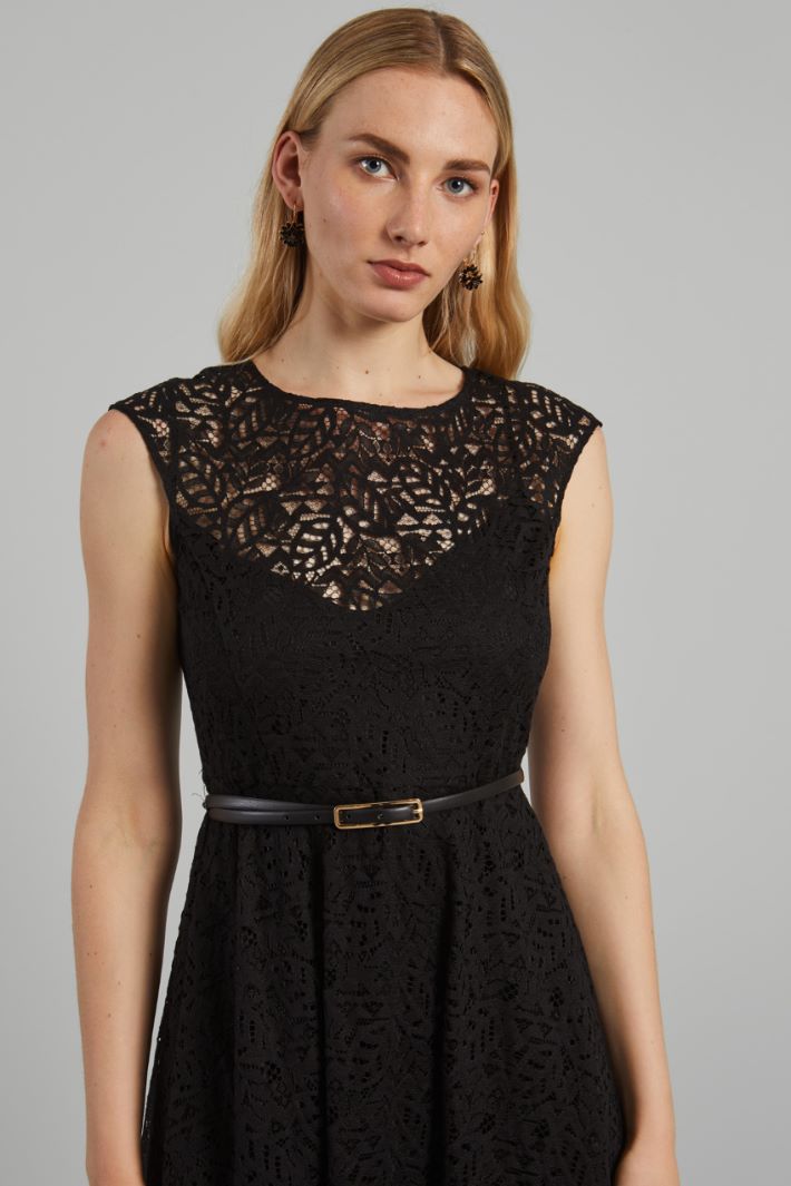 Sleeveless lace dress Intrend - 4