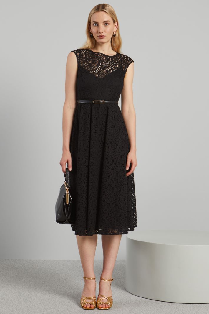 Sleeveless lace dress Intrend