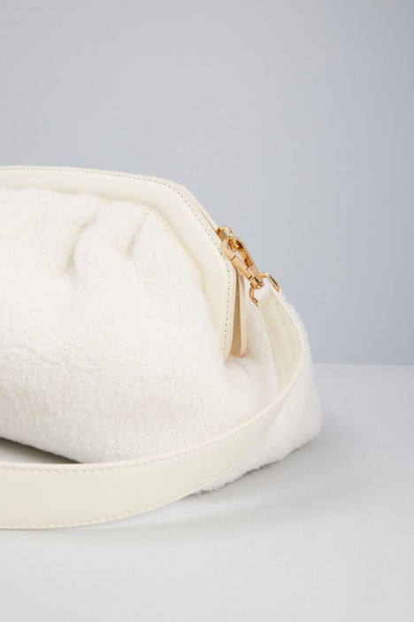 Bolso teddy con efecto peluche