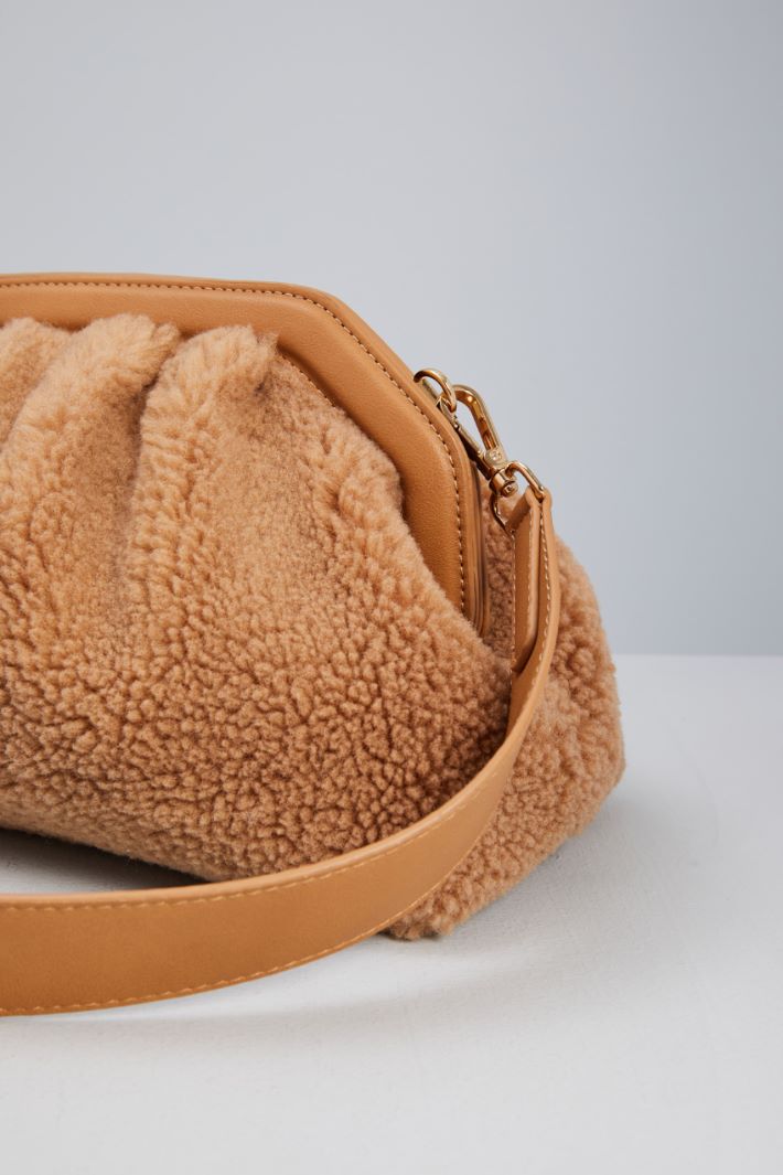 Clutch effetto peluche Intrend - 4