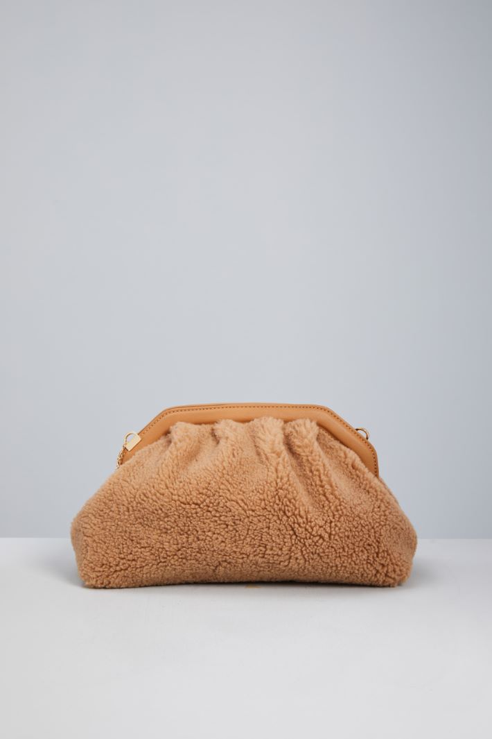 Clutch effetto peluche Intrend