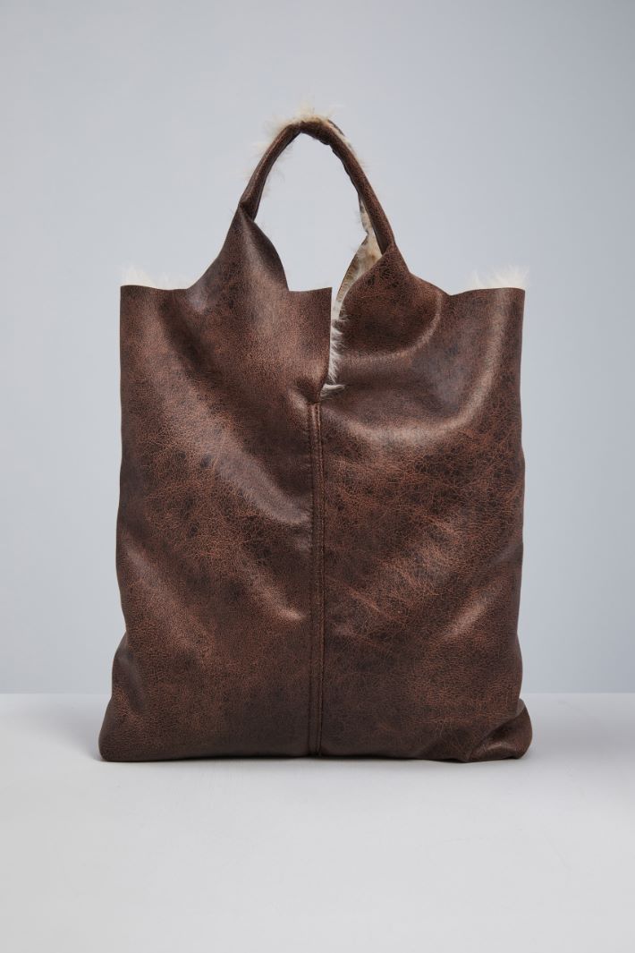 Shopping bag in sheepskin-like fabric Intrend