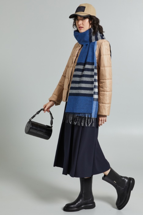 Sciarpa con frange ai bordi