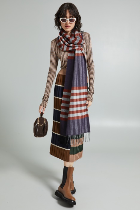 Sciarpa con frange ai bordi