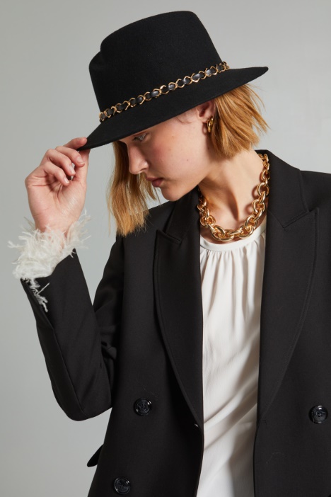 Fedora con dettaglio a catena