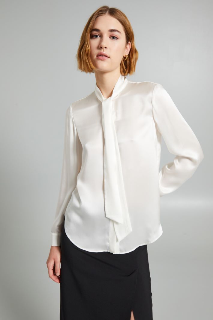 Shirt with pussy-bow collar Intrend - 3