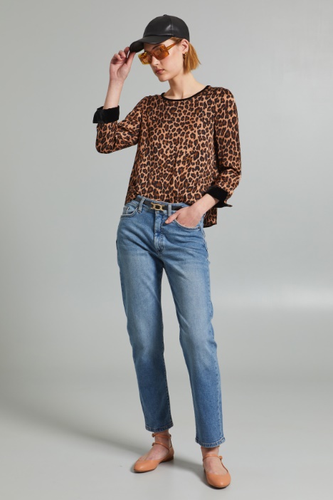 Blouse with velvet details Intrend