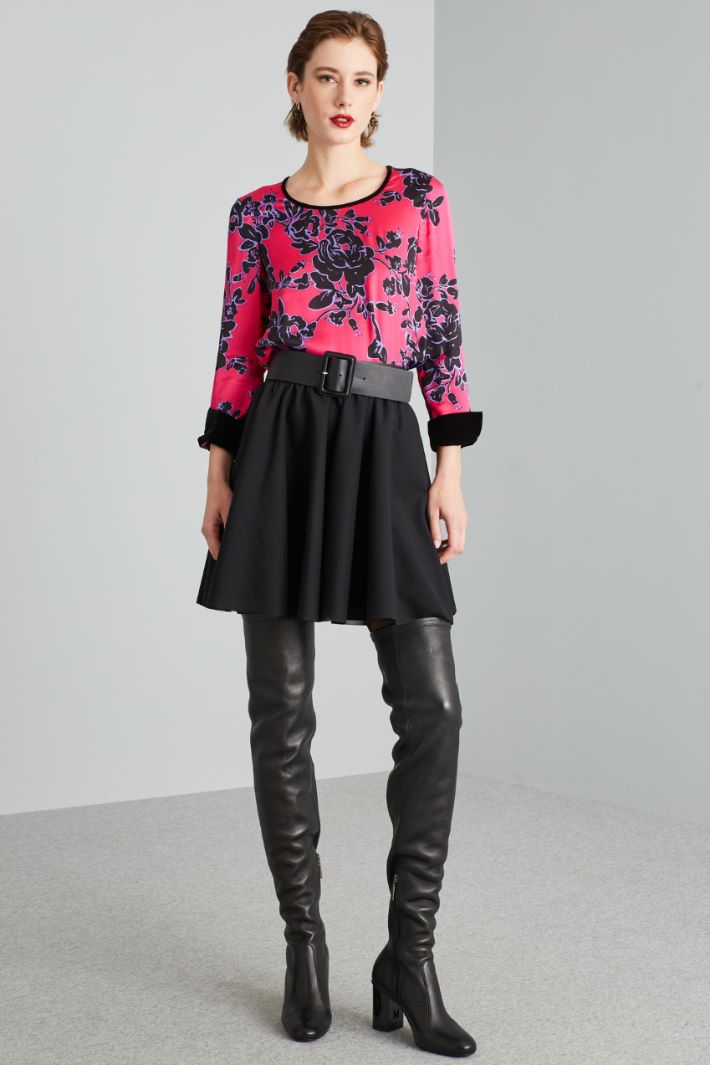 Blouse with velvet details Intrend