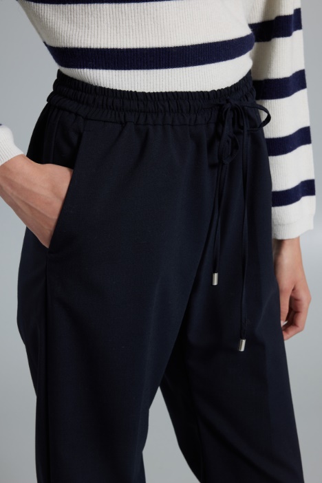 Pantaloni con spacchi