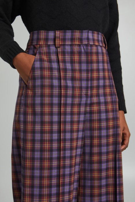 Pantaloni con pieghe cucite