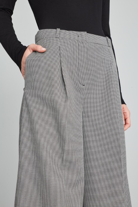 Pantaloni ampi con pinces