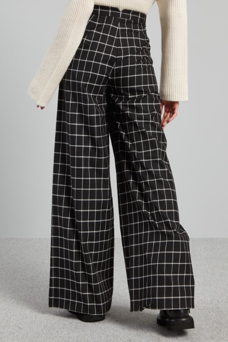 Pantaloni ampi con pinces