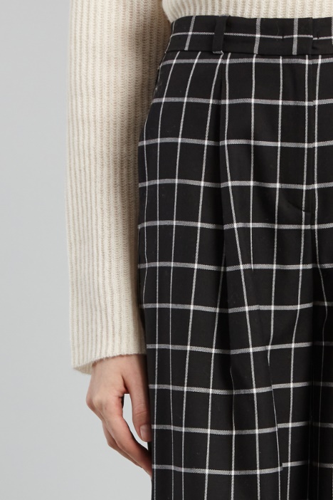 Pantaloni ampi con pinces