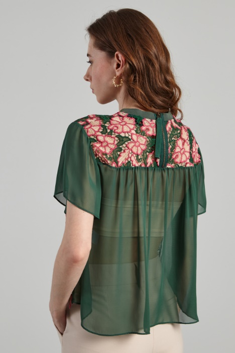 Top in pizzo e georgette