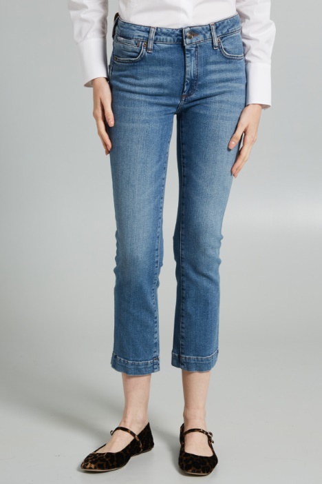 Jeans cropped dalla linea slim