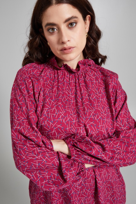 Blusa con collo a rouches