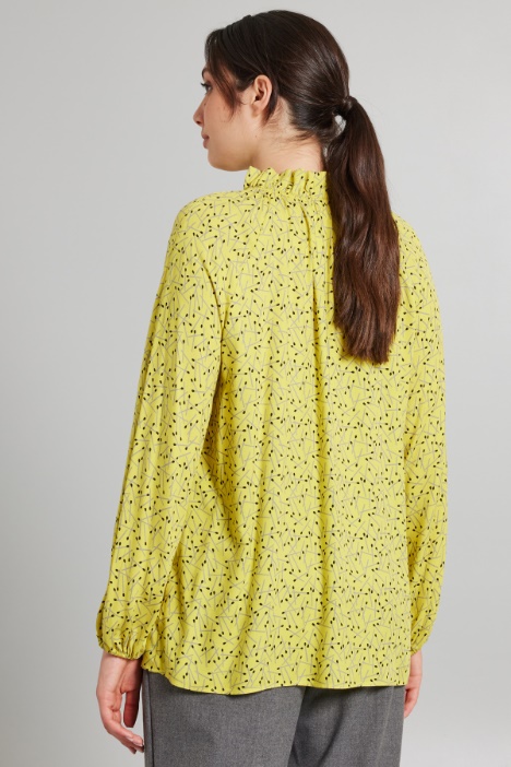 Blusa con collo a rouches