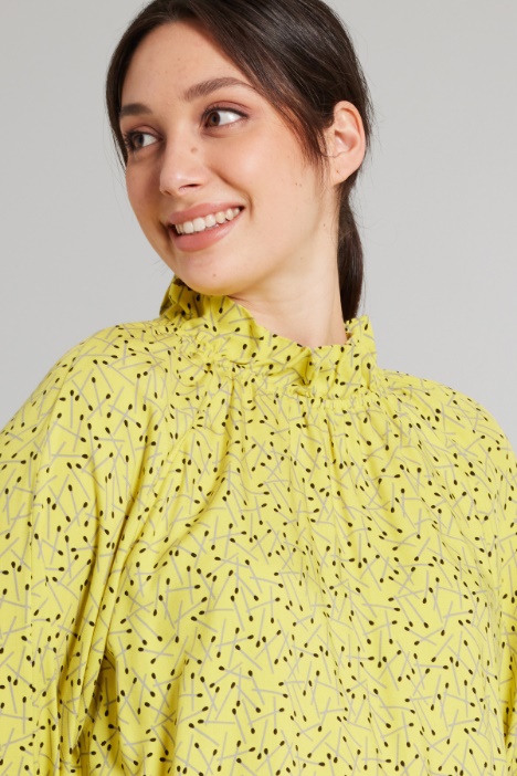 Blusa con collo a rouches