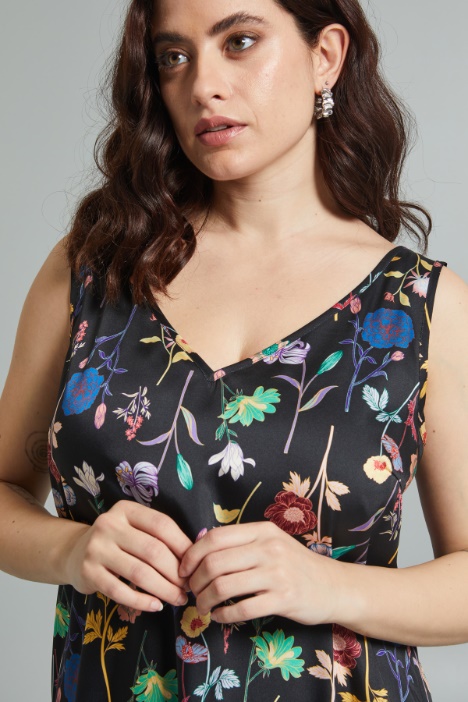 Abito smanicato con spacco