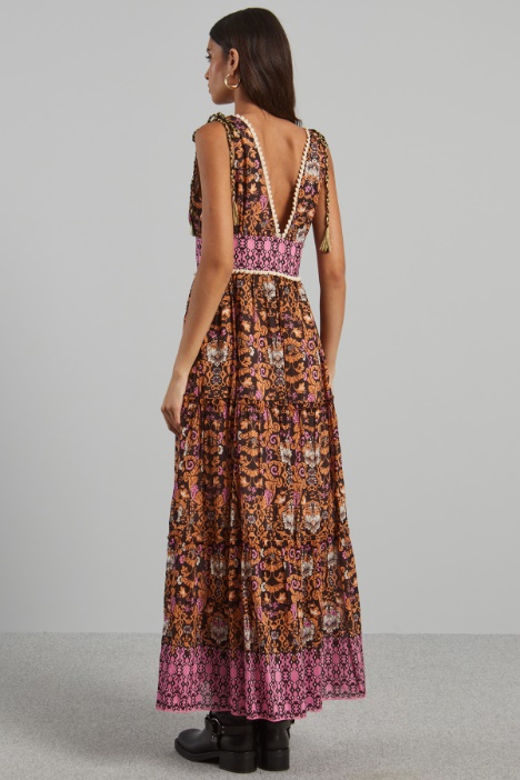 Abito con scollo profondo