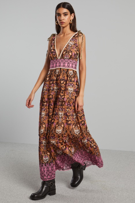 Abito con scollo profondo