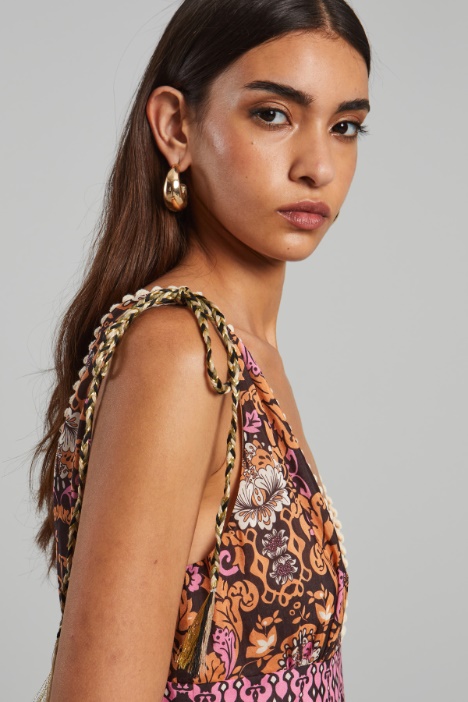 Abito con scollo profondo