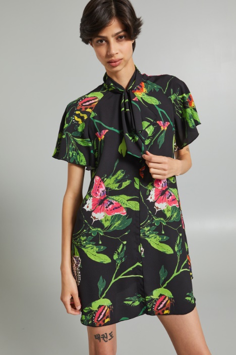 Abito corto in crépe a fantasia