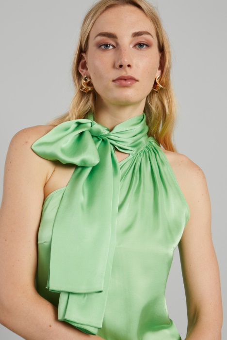 Abito con collo a foulard