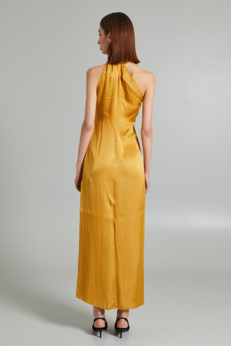 Vestido con cuello de fular