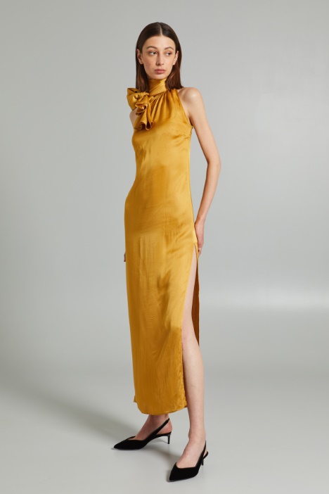 Vestido con cuello de fular