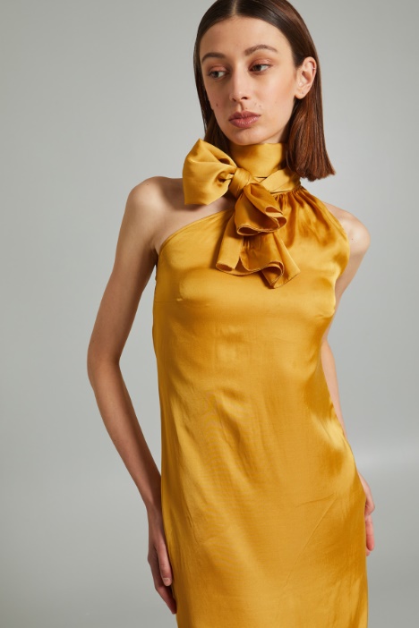 Vestido con cuello de fular