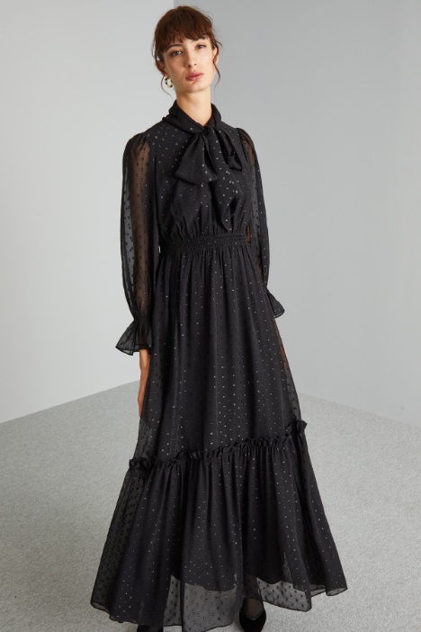 Vestido con cuello de fular