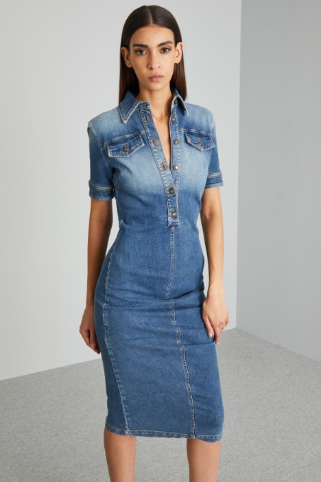 Abito aderente in denim