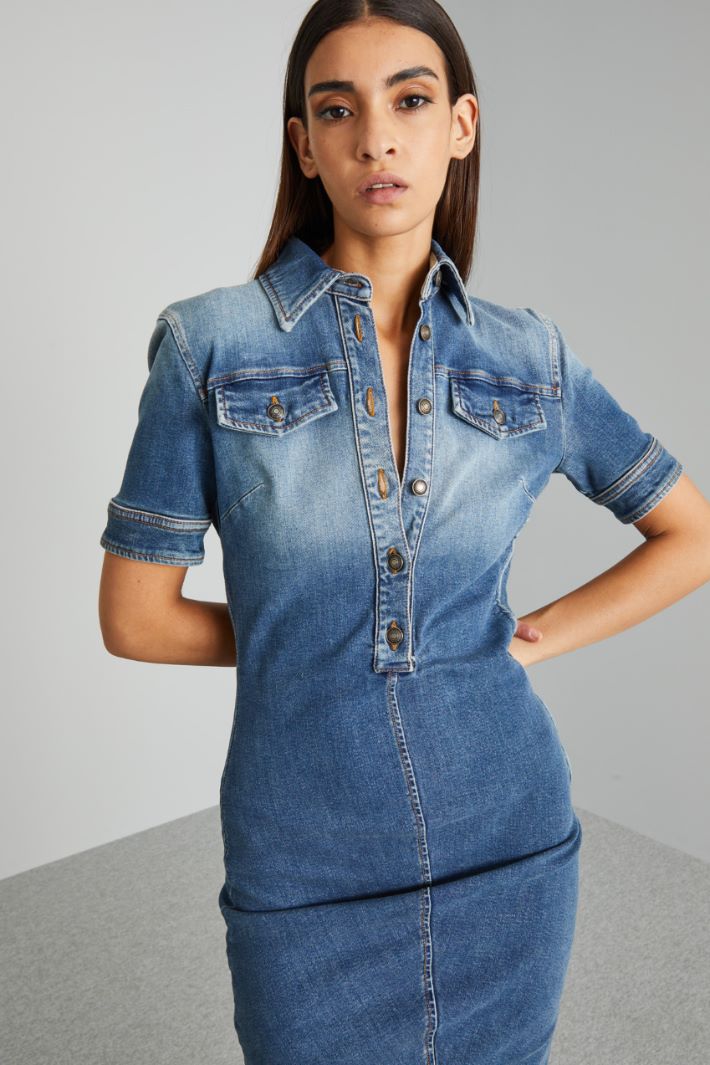 Fitted denim dress Intrend - 4