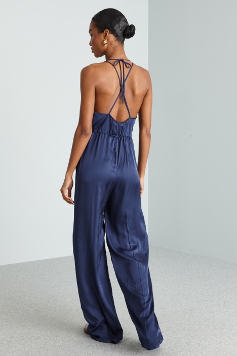 Mono con tirantes cruzados