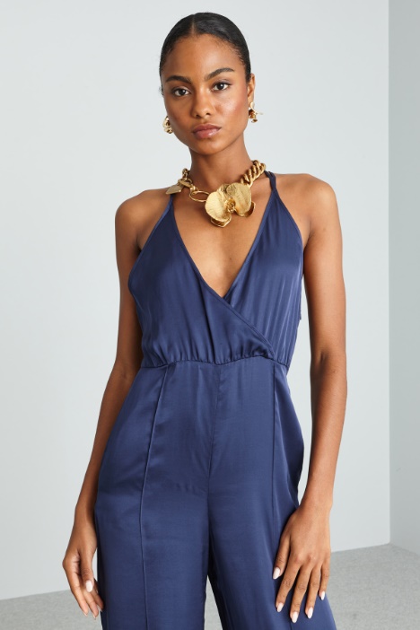 Mono con tirantes cruzados