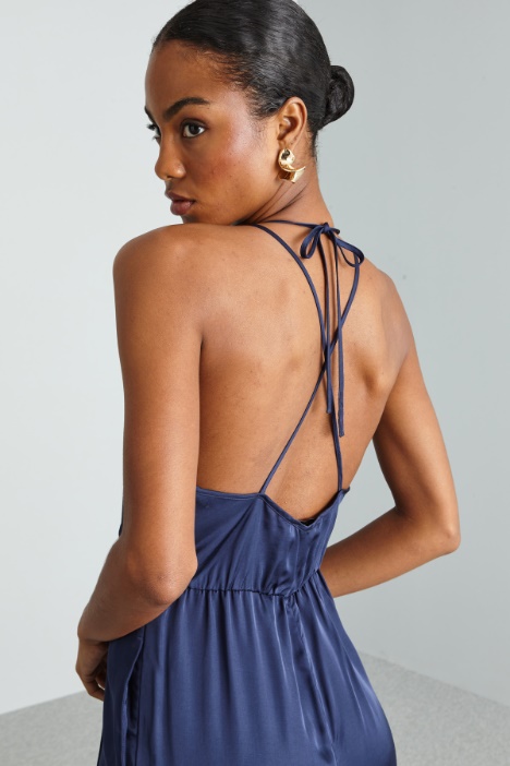 Mono con tirantes cruzados